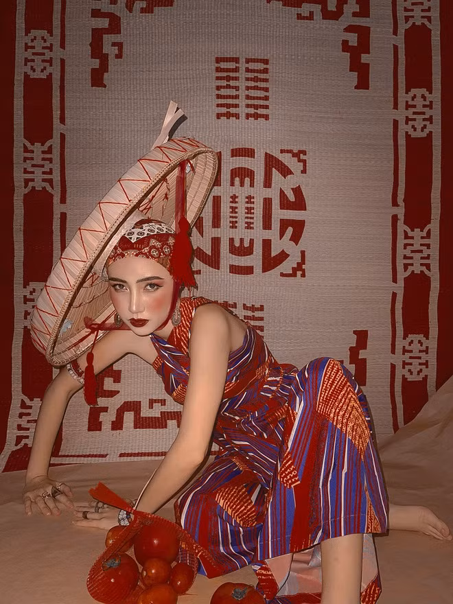 Trong lĩnh vực thời trang, Gia Thị Linh tự nhận mình một kẻ đa tình, vì cô lấy cảm hứng từ rất nhiều thứ và chưa từng cố hữu với điều gì.