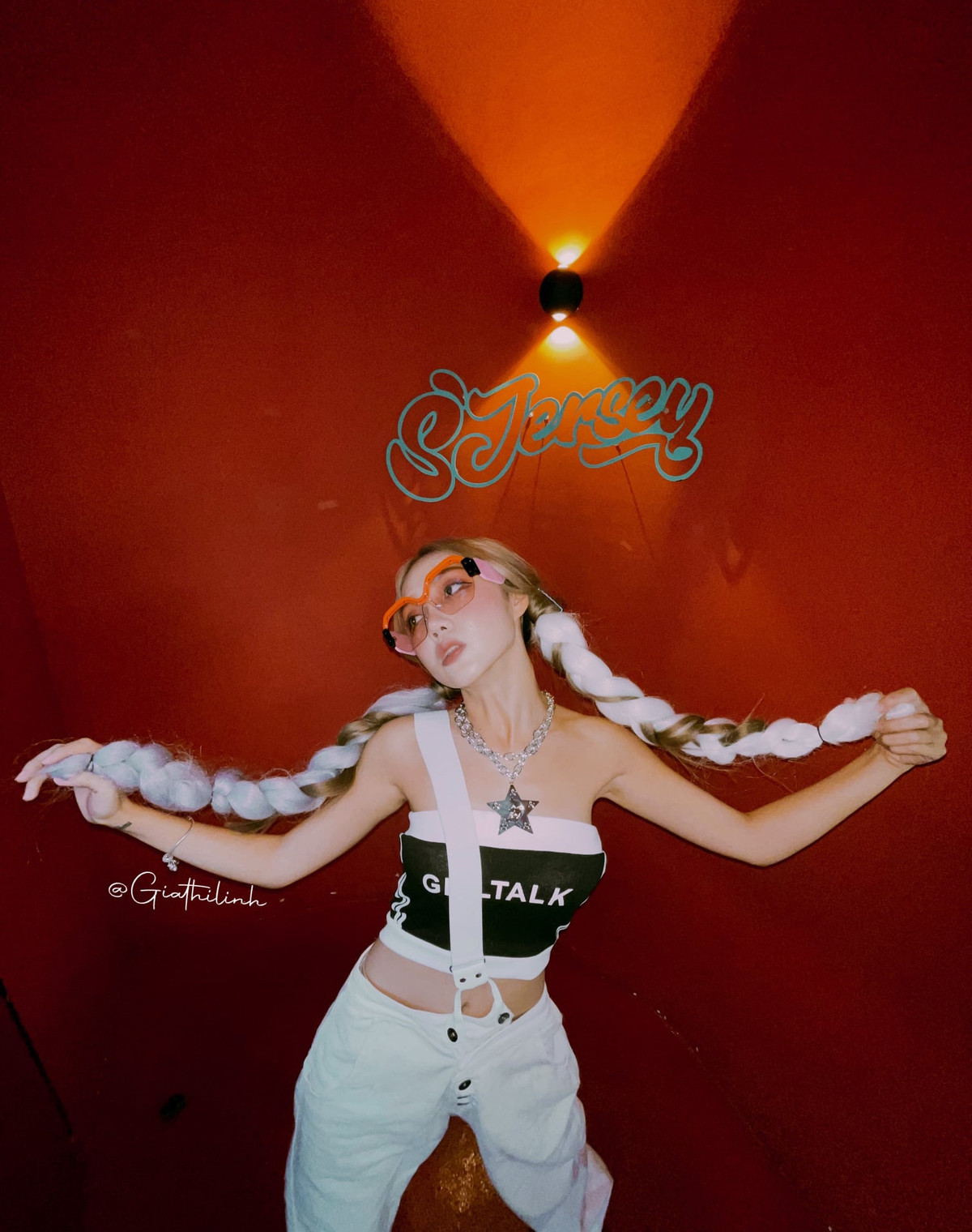 Những ngày đầu làm TikTok, thu nhập của Gia Thị Linh không tốt. Cô nàng phải tận dụng mọi thứ xung quanh để sáng tạo. Nếu có đi du lịch cũng phải lên kế hoạch, cân đối chi phí cực kỹ càng để tối ưu hóa chứ không hề sung sướng như mọi người vẫn nghĩ.