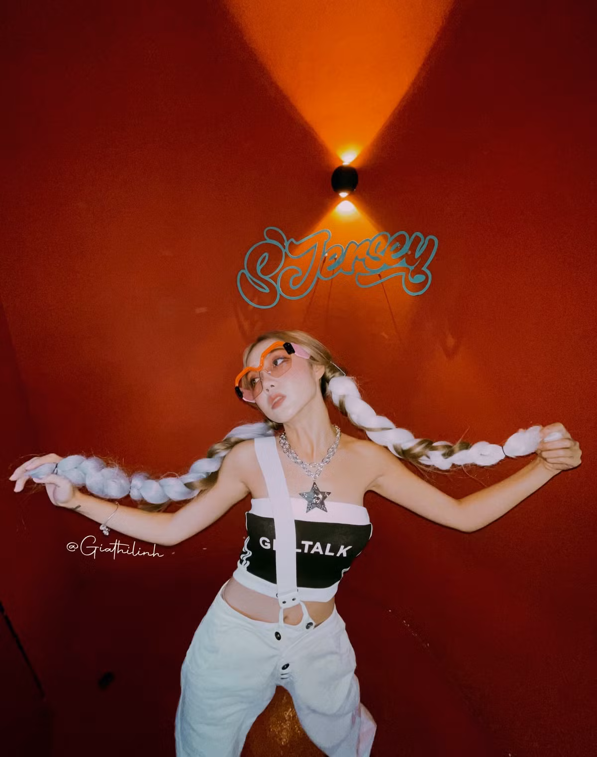 Những ngày đầu làm TikTok, thu nhập của Gia Thị Linh không tốt. Cô nàng phải tận dụng mọi thứ xung quanh để sáng tạo. Nếu có đi du lịch cũng phải lên kế hoạch, cân đối chi phí cực kỹ càng để tối ưu hóa chứ không hề sung sướng như mọi người vẫn nghĩ.