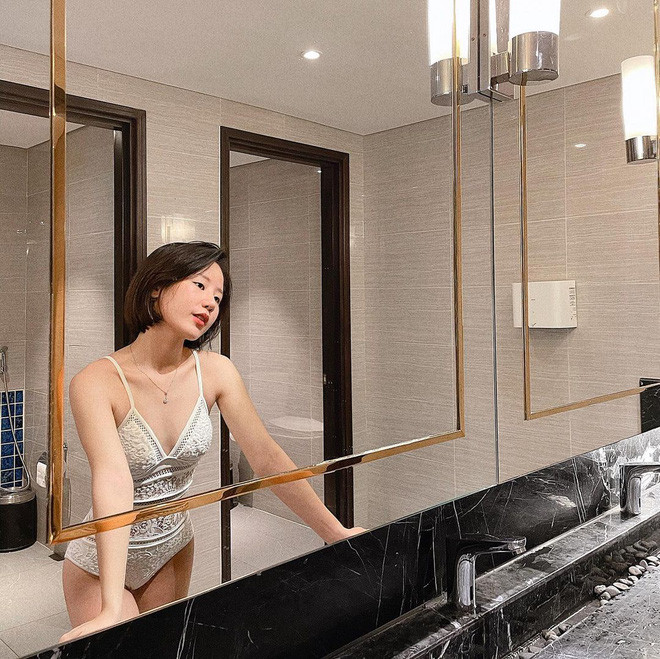 Vóc dáng mảnh mai và đường cong đâu ra đấy của Thảo Trinh cũng ghi điểm ít nhiều.