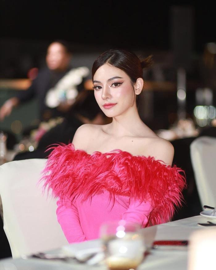 Dep sac sao hiem co, A hau goc Viet 