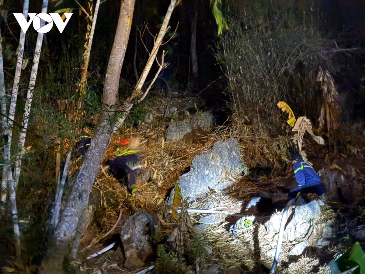 Dẫn ống bơm nước lên gần khu vực xảy ra cháy.