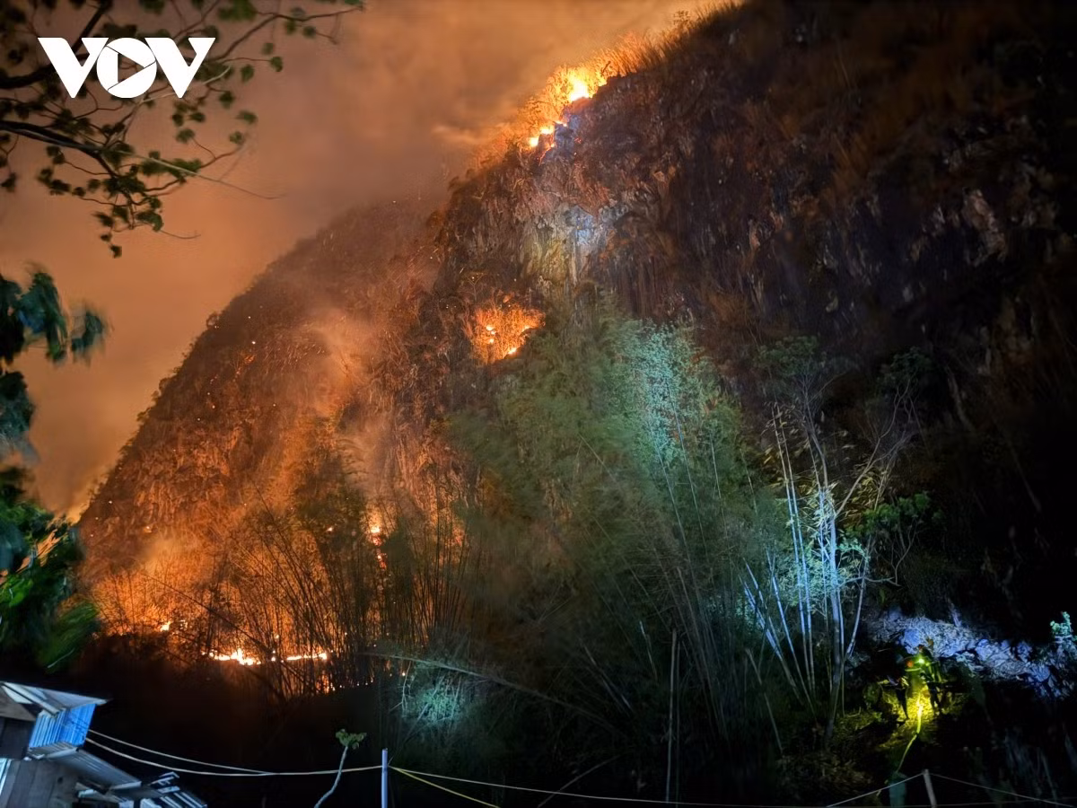 Địa hình hiểm trở cùng với gió to, trời tối nhanh khiến công tác chữa cháy gặp nhiều khó khăn.