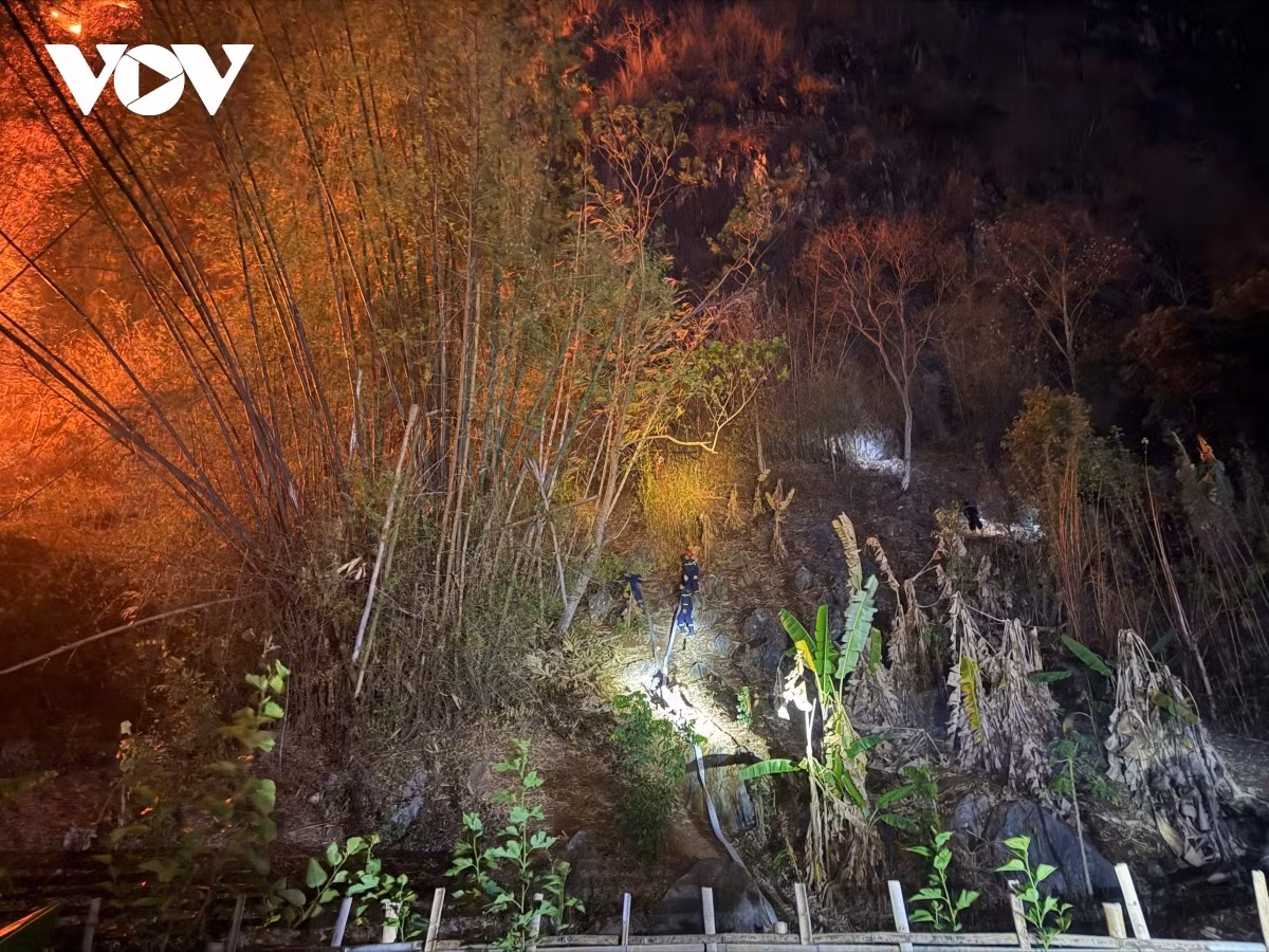 Hơn 300 người đang nỗ lực triển khai công tác chữa cháy tại khu vực núi Hài, thuộc bản Hài, phường Chiềng An, thành phố Sơn La