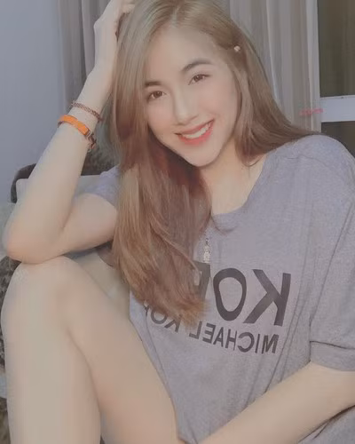 Ngay bên dưới bài đăng, hàng loạt người hâm mộ cũng như bạn bè đã để lại lời bình luận chúc mừng cũng như ngưỡng mộ cho cuộc sống hạnh phúc của Trân Mèo. Đồng thời tỏ ra hào hứng đón chờ đám cưới hoành tráng trong tương lai gần.