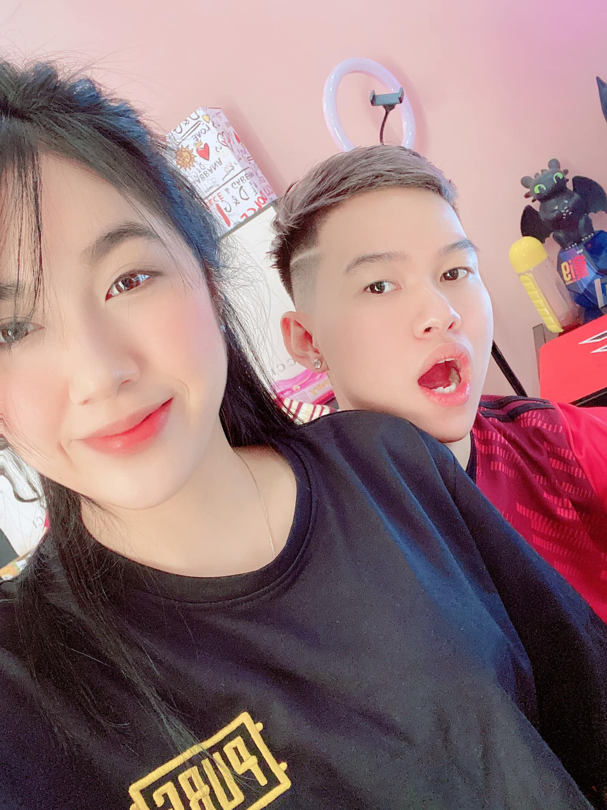 Kể từ khi công khai, chuyện tình của cặp đôi streamer điển trai Rambo Cao Lãnh và hot girl bánh tráng luôn nhận được sự quan tâm lớn từ cộng đồng mạng.