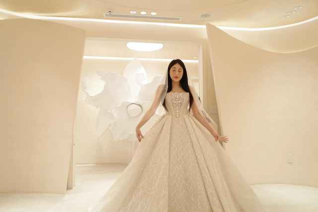 Dù không trang điểm cầu kỳ, cô nàng bánh tráng vẫn thu hút ánh nhìn bởi nhan sắc xinh như thiên thần, công chúa khiến không chỉ ông xã đứng ngay cạnh mà người hâm mộ cũng phải điêu đứng theo.