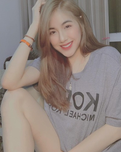 Ngay bên dưới bài đăng, hàng loạt người hâm mộ cũng như bạn bè đã để lại lời bình luận chúc mừng cũng như ngưỡng mộ cho cuộc sống hạnh phúc của Trân Mèo. Đồng thời tỏ ra hào hứng đón chờ đám cưới hoành tráng trong tương lai gần.