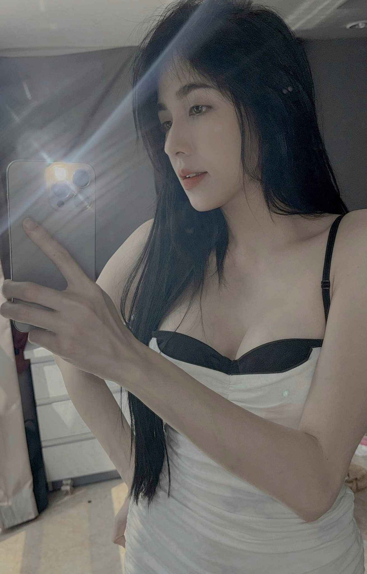 Trên trang cá nhân của mình, Trân Mèo khoe nhẹ khoảnh khắc diện váy cưới.