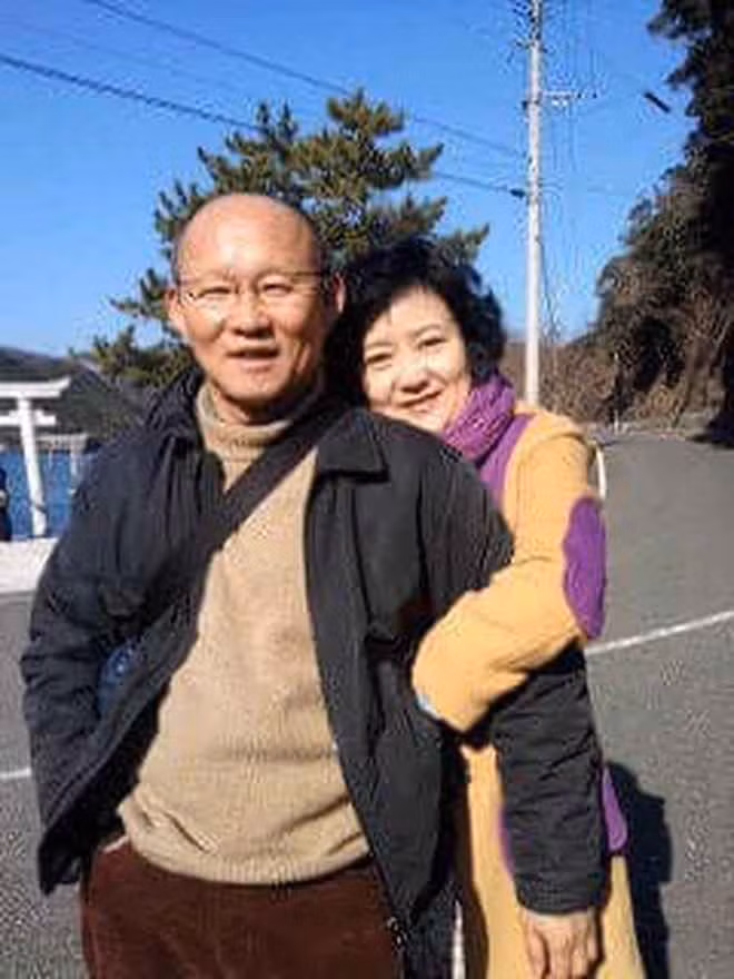 Trong một tâm sự cùng báo chí trước đó, vợ HLV Park Hang Seo tưng tiết lộ rất ít khi xem các trận đấu do chồng làm huấn luyện viên vì quá hồi hộp. Và lần nào xem, bà cũng cầu mong để chồng được chiến thắng.