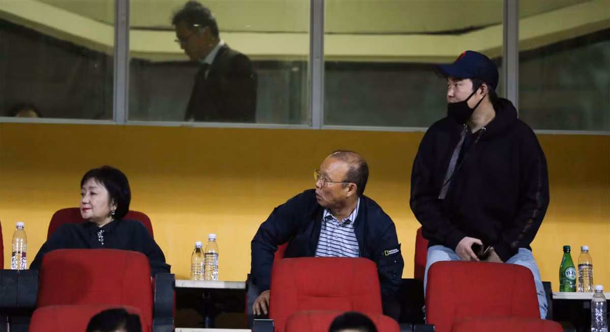 Rất may mắn, bà Choi Song-a đã đồng ý. Bởi bà luôn biết rằng chồng mình có tình yêu mãnh liệt với bóng đá nên lúc nào cũng ủng hộ.