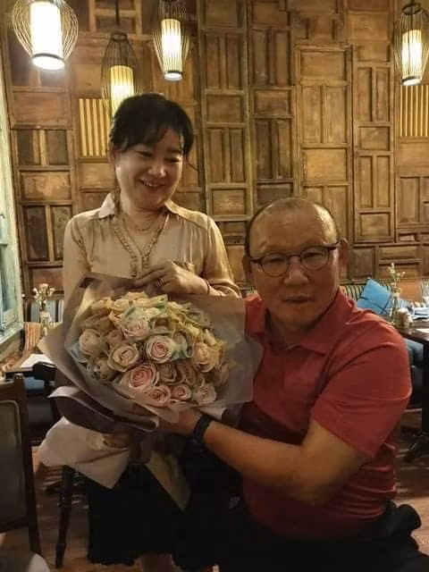 HLV Park Hang Seo và bà Choi Song-a kết hôn vào năm 1987.