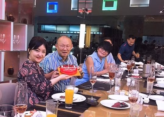 Trải qua hơn 30 năm tình nghĩa vợ chồng, HLV Park Hang Seo luôn biết ơn người bạn đời thầm lặng này.