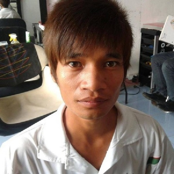 Là idol giới trẻ hot hit một thời, cái tên Lệ Rơi được xem như là người mở đường cho trào lưu xây dựng hình tượng xấu mà chất. Vào năm 2014, chàng trai bán ổi ở Hải Dương đã dựa vào giọng hát dở tệ của mình để thu hút sự chú ý của cư dân mạng.