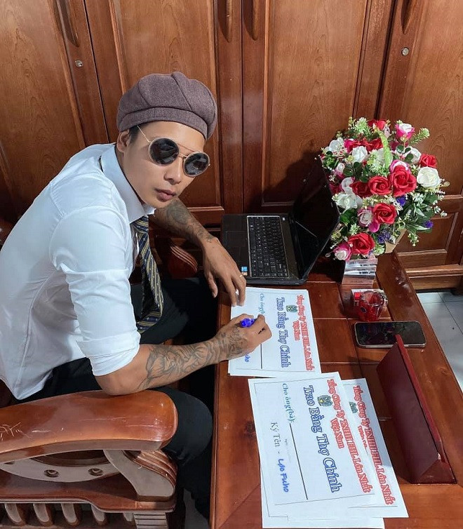 Thậm chí, hiện tượng mạng Lộc Fuho còn mở “Lớp học phụ hồ” giảng về từng bước cơ bản để trở thành người thợ xây. Mặc dù có những phát ngôn gây tranh cãi nhưng nội dung của anh chàng khá hài hước, nhờ đó mà anh sở hữu kênh Youtube hơn 1.5 người đăng ký.