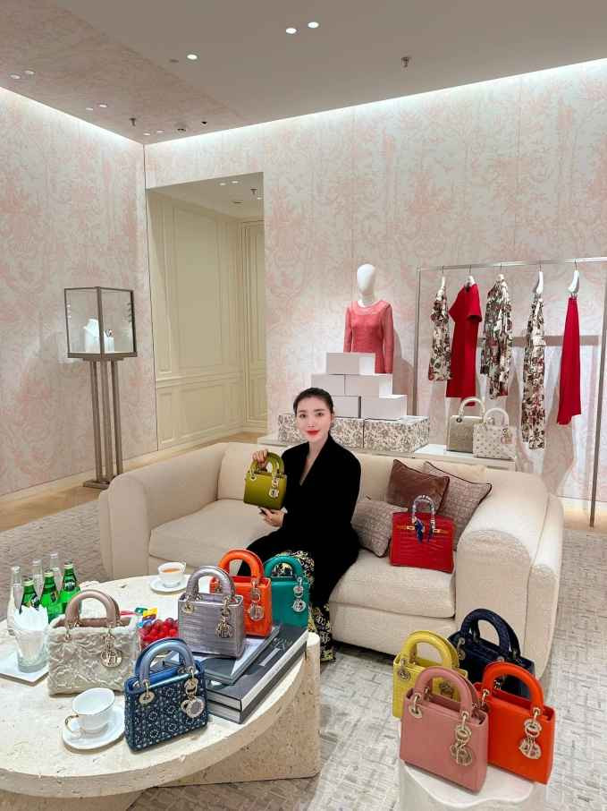 Cụ thể, nữ đại gia được nhắc tên đó là Trần Thị Bích Ngân (SN 1995, quê gốc Cà Mau) hiện đang sống tại Cần Thơ gây sốc khi đập hộp cùng một lúc mấy chục chiếc túi xách từ các thương hiệu nổi tiếng.