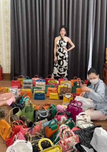 Theo đó, vừa qua Bích Ngân có dịp đi công tác tại Trung Quốc nên đã tranh thủ ghé một số store cao cấp để mua sắm. Người đẹp “chốt đơn” liên tục trong cửa hàng, mua mỗi túi một màu và tổng số lượng lên tới 30 chiếc túi trong một lần shopping.