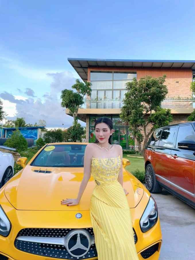 Theo tìm hiểu, Bích Ngân đang kinh doanh trong lĩnh vực mỹ phẩm, làm đẹp. Bên cạnh đó, cô cùng ông xã còn kinh doanh thêm về bất động sản. Do đó, thu nhập của gia đình ở mức “không phải dạng vừa”.