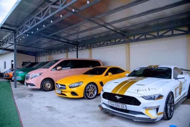 Trong các đoạn clip đăng tải lên MXH, Bích Ngân cho biết cô sở hữu 5 chiếc siêu xe tiền tỷ như Range Rover, Maybach, Porsche,... mỗi cái có một màu và được thiết kế phụ kiện riêng.