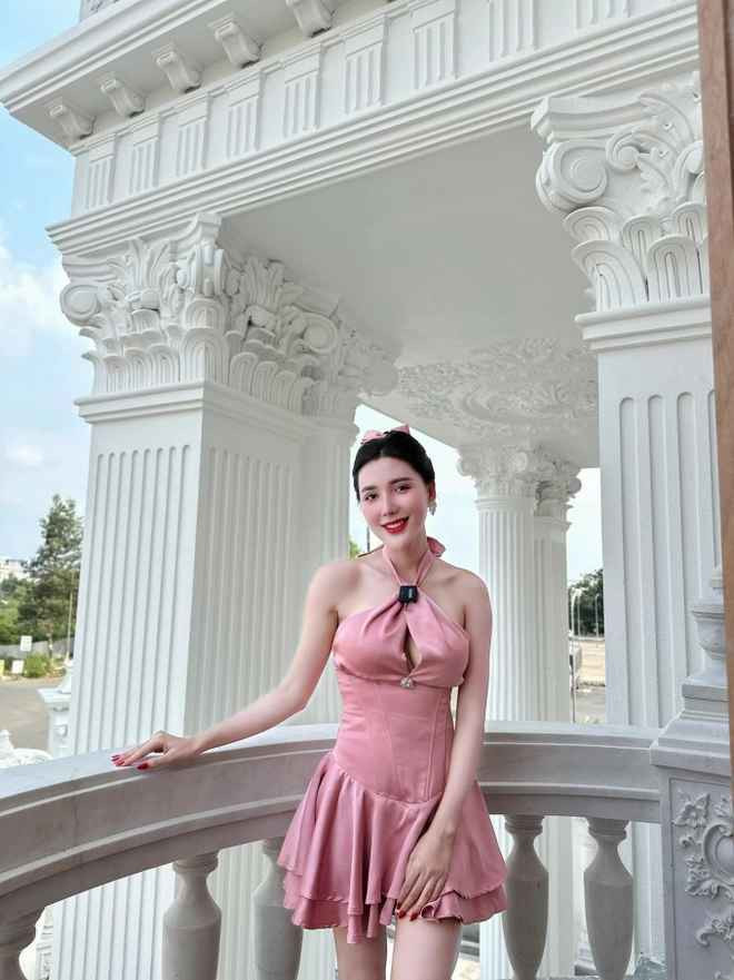 Căn biệt thự của Bích Ngân nằm khá gần trung tâm TP.Cần Thơ, có sân vườn rộng rãi. Là một người con miền Tây, nữ đại gia có niềm đam mê lớn với trồng cây ăn quả.