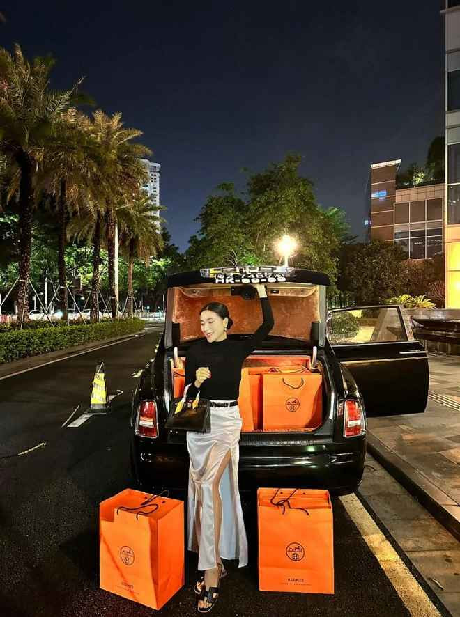 Không những thế, phú bà đất Cần Thơ hiện còn đang sống trong cơ ngơi rộng như resort với đầy đủ tiện ích, đẳng cấp 5 sao.