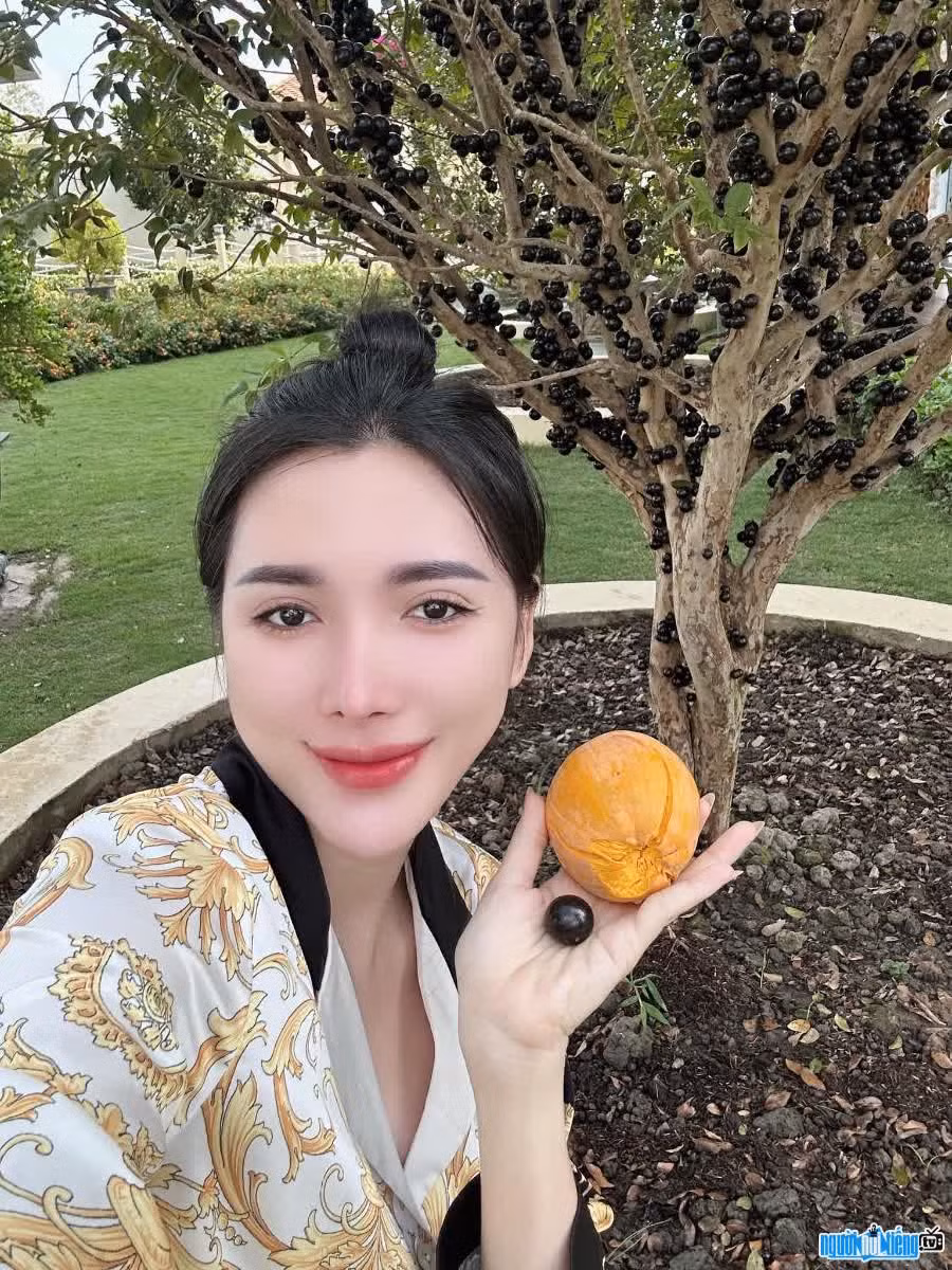 Ngoài 30 chiếc túi mới mua “nóng hổi” tại store của Hermes, Dior,... Bích Ngân cho biết cô cũng đã đặt 3 chiếc túi Hermes Birkin Faubourg với 3 màu trắng, nâu và đen để thêm vào bộ sưu tập. Đây là chiếc túi “ồn ào” trong thời gian vừa qua vì xuất hiện trong cuộc chiến hàng hiệu giữa các phú bà.