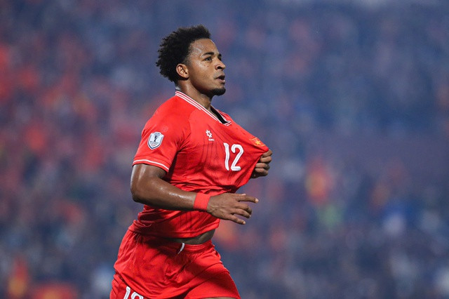 Nhưng cũng có câu hỏi trăn trở rằng: Nguyễn Xuân Son có thể góp phần giải quyết được thành tích nhất thời, còn bóng đá Việt Nam liệu có kế hoạch gì tiếp theo với cầu thủ nhập tịch?