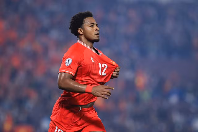 Nhưng cũng có câu hỏi trăn trở rằng: Nguyễn Xuân Son có thể góp phần giải quyết được thành tích nhất thời, còn bóng đá Việt Nam liệu có kế hoạch gì tiếp theo với cầu thủ nhập tịch?