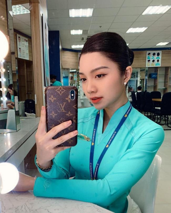 Người đẹp hàng không Kim My thường xuyên khoe vóc dáng chuẩn đẹp đồng hồ cát trong những thiết kế đồ bơi khoét hông cao ngút, khoe eo thon chân dài.