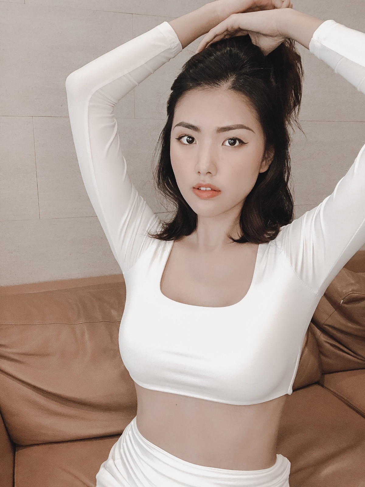 Kim My khoe vóc dáng chuẩn không cần chỉnh khi cởi bỏ bộ đồng phục tiếp viên hàng không.