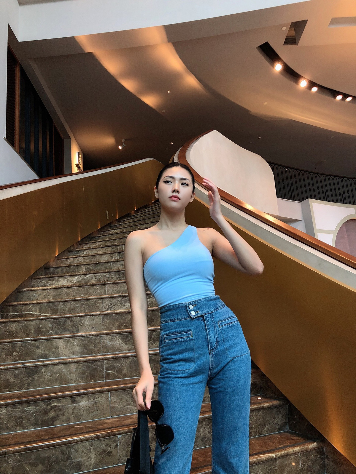 Bên cạnh việc tập yoga, Kim My còn thích thú với việc đọc sách. Cô nàng cho biết chính những cuốn sách giúp cô có thêm những trải nghiệm mới và tự trang bị vốn sống cho bản thân.