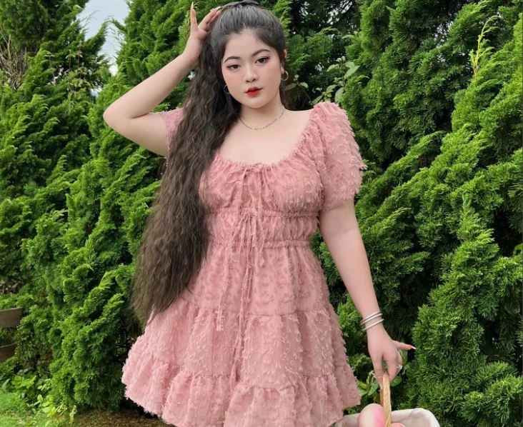 Ngày thường khi đi ra ngoài gặp bạn bè, đi chơi hoặc đi du lịch, Tú Quyên ưu tiên trang phục làm bản thân trở nên nổi bật nhất, tự tin nhất có thể.