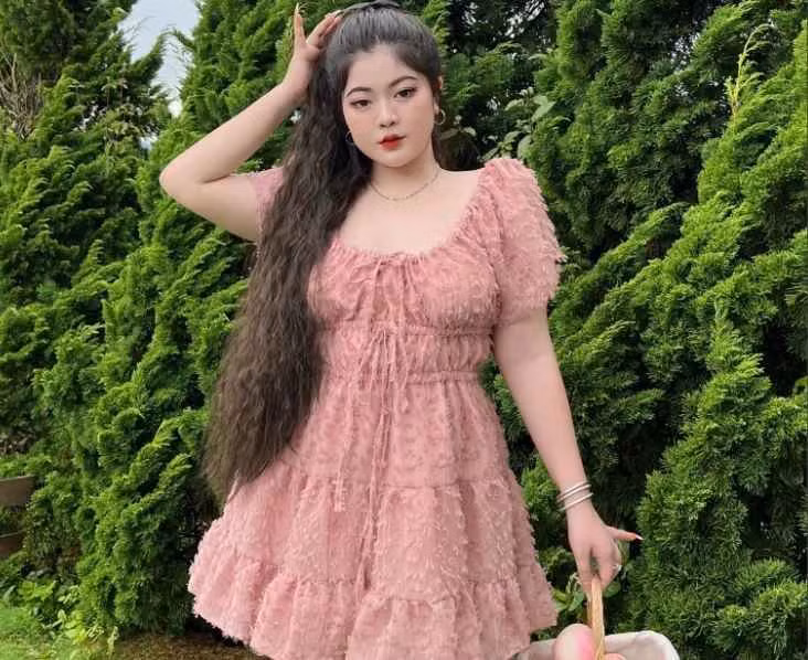 Ngày thường khi đi ra ngoài gặp bạn bè, đi chơi hoặc đi du lịch, Tú Quyên ưu tiên trang phục làm bản thân trở nên nổi bật nhất, tự tin nhất có thể.