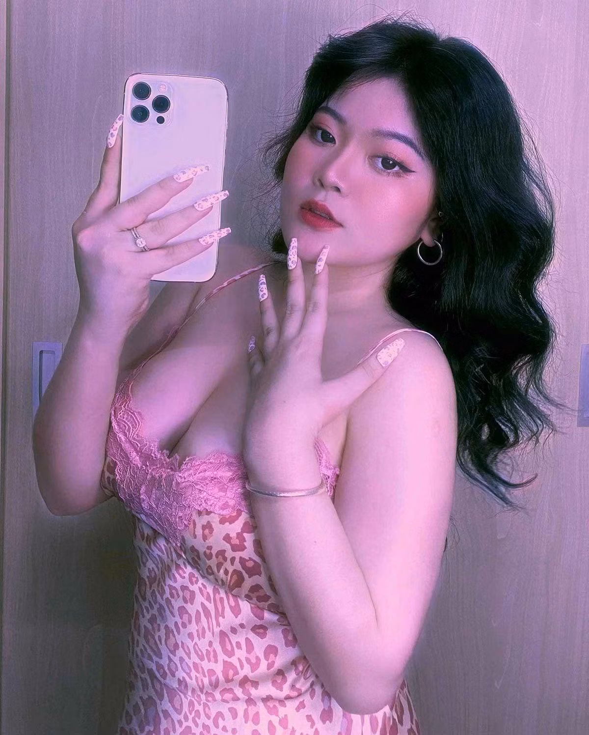 Thậm chí có người khẳng định gầy chưa chắc đã đẹp, cứ chân ngắn như Tú Quyên mà đằm thắm thì say đắm cả đời.