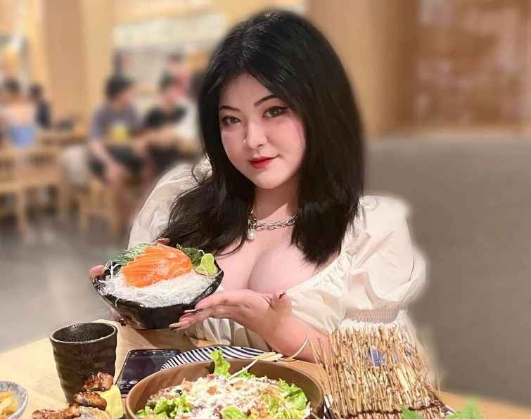 Tú Quyên không ngần ngại công bố số đo 3 vòng 98-75-105 (cm), cao 1m57, cân nặng 60kg.