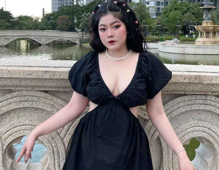 Điểm nổi bật của Tú Quyên là gương mặt xinh như búp bê, thân hình mũm mĩm nhưng biết cách ăn mặc sành điệu, khéo léo.