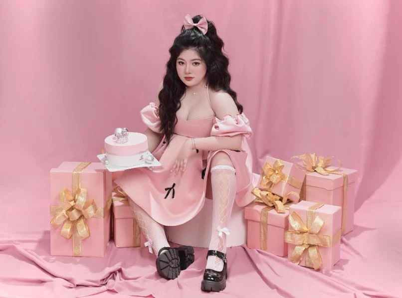 Nguyễn Thị Tú Quyên (biệt danh Quyên Emie) là hot girl được nhiều người biết đến từ năm 2019 khi những shoot hình đáng yêu của cô được lan truyền trên mạng xã hội.