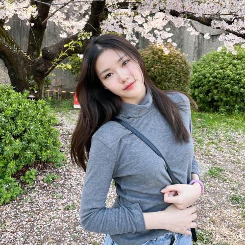 Ở độ tuổi 16, Pitchamon Opatniputh được người hâm mộ nhận xét là ngày càng hoàn thiện về cả nhan sắc lẫn vóc dáng.