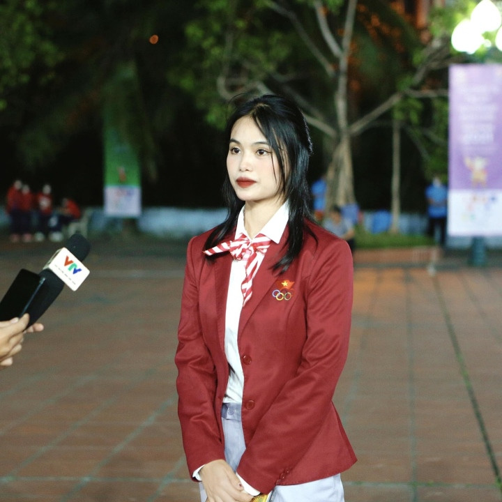 Nữ cung thủ này gây ấn tượng với người đối diện nhờ sở hữu vẻ ngoài xinh đẹp, thậm chí không ít người nhận xét rằng cô có gương mặt không khác gì học sinh cấp 3.