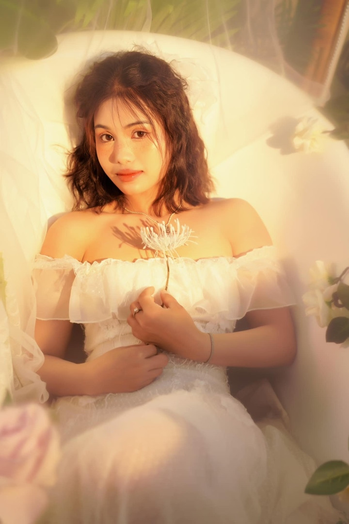 Sau khi bộ ảnh mới của Ánh Nguyệt được đăng tải, cô nàng nhận được vô vàn lời khen từ bạn bè và fans hâm mộ.