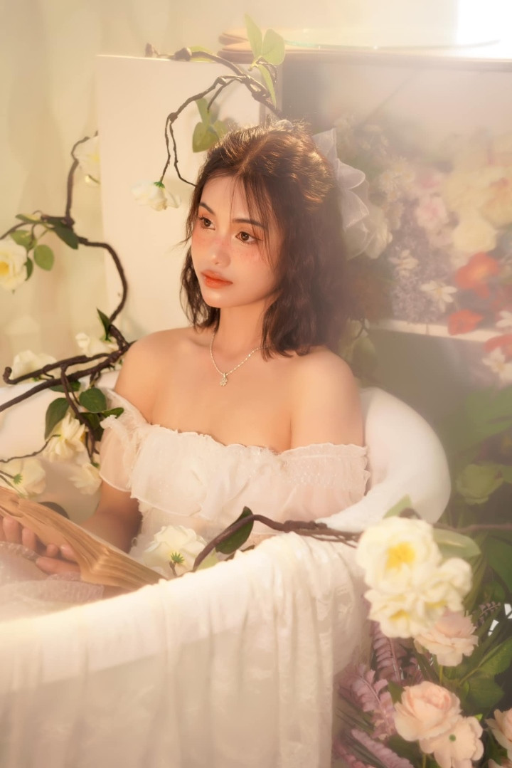 Trong bộ ảnh mới, Ánh Nguyệt hóa thân thành "nàng thơ" tinh khôi trong chiếc váy trắng.