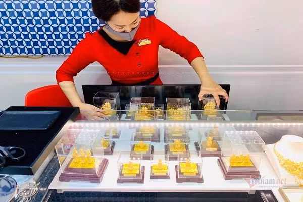 Gia vang hom nay 10/4: Giam nhe sau dot tang manh