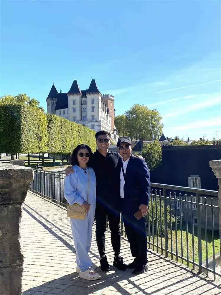 Hơn Quang Hải tới 3 tuổi nhưng Thanh Huyền vẫn gọi bạn trai là "anh già".