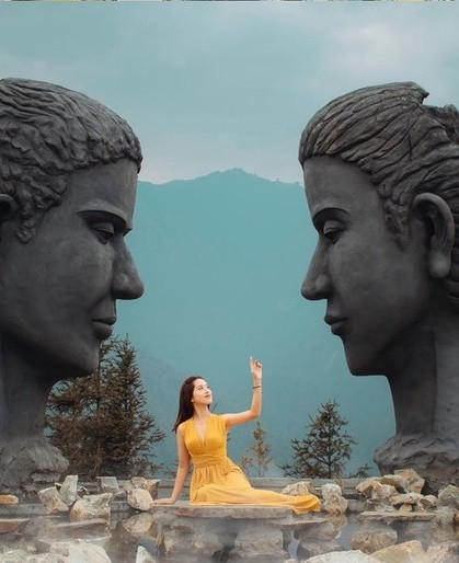 Góc chụp quen thuộc mỗi khi nhắc tới Bali là hồ bơi vô cực với tạo hình hai bức tượng khổng lồ đang hướng mặt vào nhau, được dựng lên sừng sững giữa hồ.