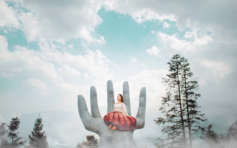 Khu phức hợp này có thiết kế khuôn viên rộng rãi với hàng loạt những background “sống ảo” không khác gì lạc vào thiên đường nghỉ dưỡng Bali nổi tiếng. Từ hồ vô cực, bàn tay khổng lồ đến cả nấc thang lên thiên đường,…