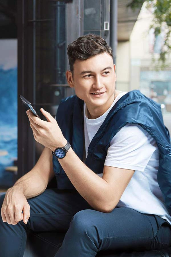 Bên cạnh đó, chàng thủ môn đội tuyển Việt Nam còn thu hút bởi phong thái thời trang khỏe khoắn.