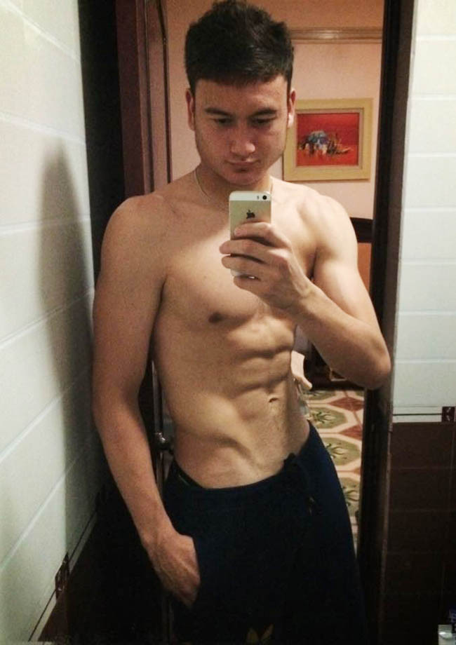 Với sự thân thiện, tài năng và đặc biệt là body vạn người mê, Đặng Văn Lâm sở hữu khối lượng fan khủng lồ.