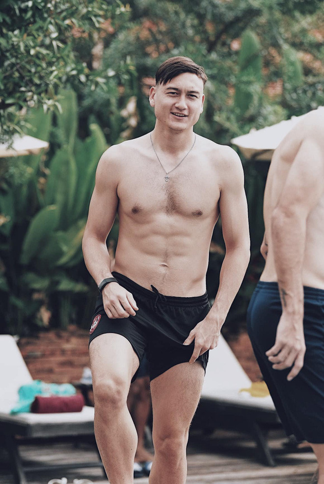 Sau chuỗi ngày vắng bóng ở vòng loại 2 vì lý do bất khả kháng, sắp tới đây Lâm Tây sẽ khoác lên mình áo đấu của tuyển Việt Nam, sát cánh cùng đồng đội chinh chiến vòng lại cuối cùng của World Cup 2022.