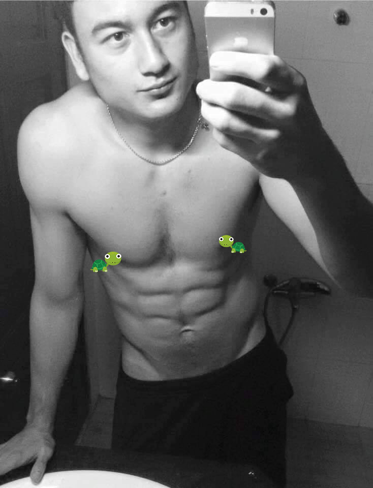 Đây không phải lần đầu tiên Đặng Văn Lâm đăng tải những bức ảnh khoe body "múi sầu riêng".