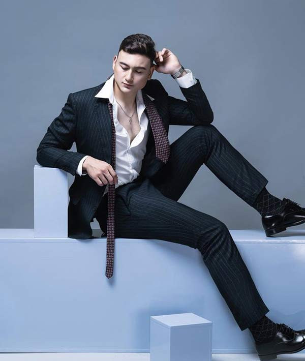 Đặng Văn Lâm từng gây mê hội chị em bằng phong cách lịch lãm trong bộ suit.